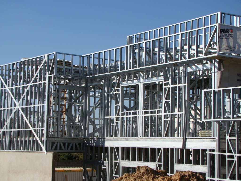 Perfis de aço galvanizado industrializados formam as estruturas das edificações em LSF